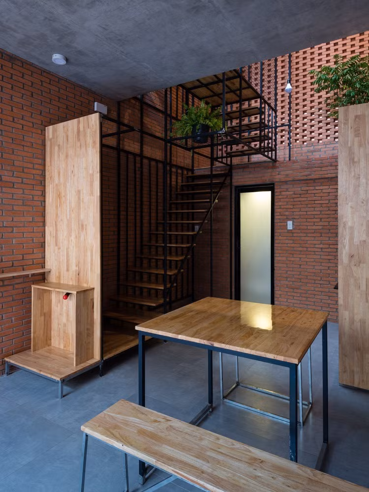 Nội thất được đơn giản hóa hết mức để tiết kiệm chi phí.