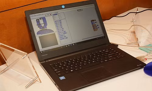 Toshiba Tecra C40D:Toshiba đã cho ra mắt thị trường dòng laptop Tecra C40-C1400ED với thiết kế màn hình 14 inch với độ phân giải thấp (1.366x768) , được tích hợp bộ vi xử lý Intel Celeron 3855U, RAM 4GB, ổ cứng SSD 128GB và đặc biệt là có hệ thống bàn phím trống tràn và sử dụng pin thay thế. Tecra C40-C1400ED có trọng lượng là 1,8 kg và được bán với mức giá khởi điểm là 399,99 USD.