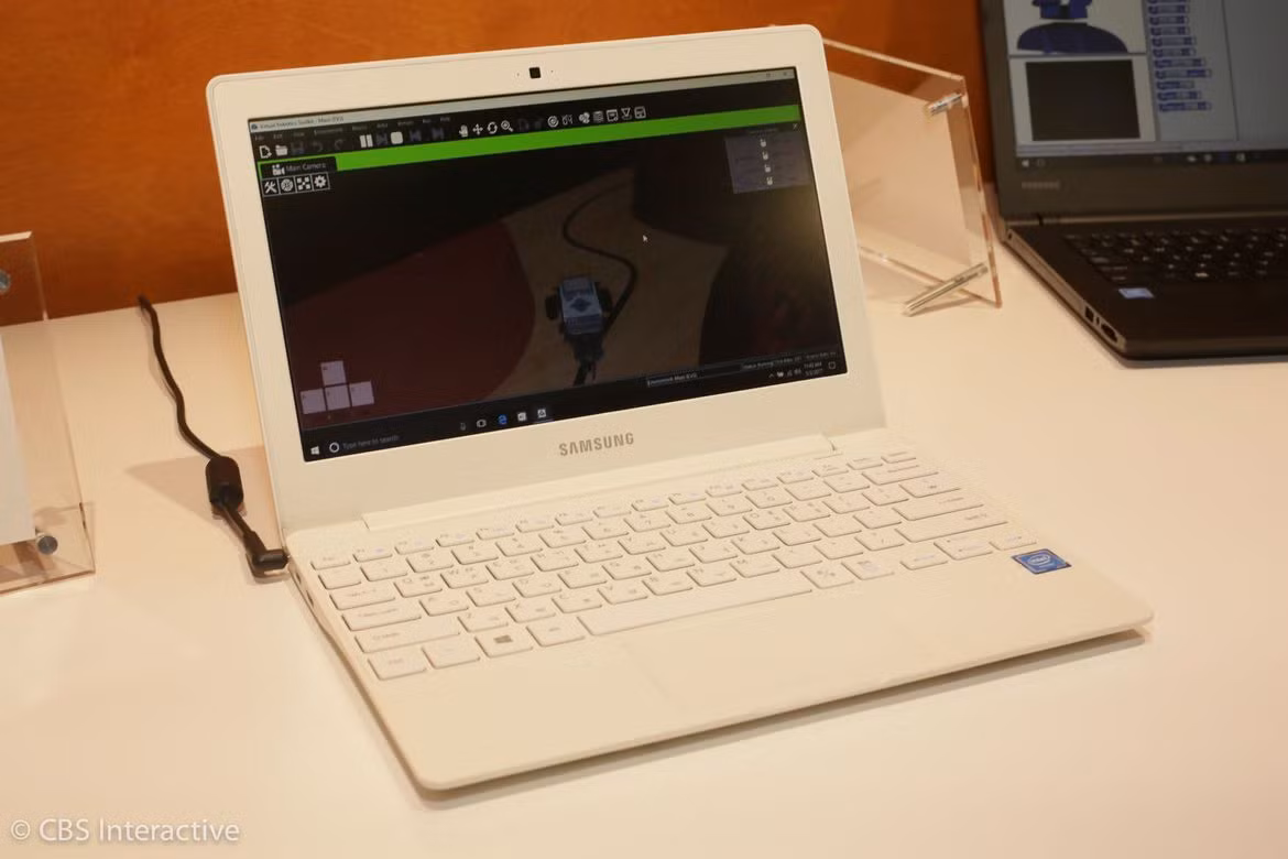 Samsung Notebook M: Được cho là nhỏ hơn và nhẹ hơn so với dòng máy tính Tecra của Toshiba, Notebook M của Samsung được trang bị cấu hình tương đối ổn như màn hình 11,6 inch LED HD chống chói với độ phân giải 1366 x 768 px; CPU: Intel Celeron N2840, lõi kép, tốc độ 2,16 GHz (Burst Frequency 2,58 GHz), 1 MB L2 cache; GPU: Intel HD Graphics; RAM: 2 GB DDR3L (1600 MHz); Bộ nhớ trong: 16 GB eMMC. Có thể thấy, Notebook M còn có thiết kế khá nhỏ gọn và có trọng lượng là 1,2 kg.