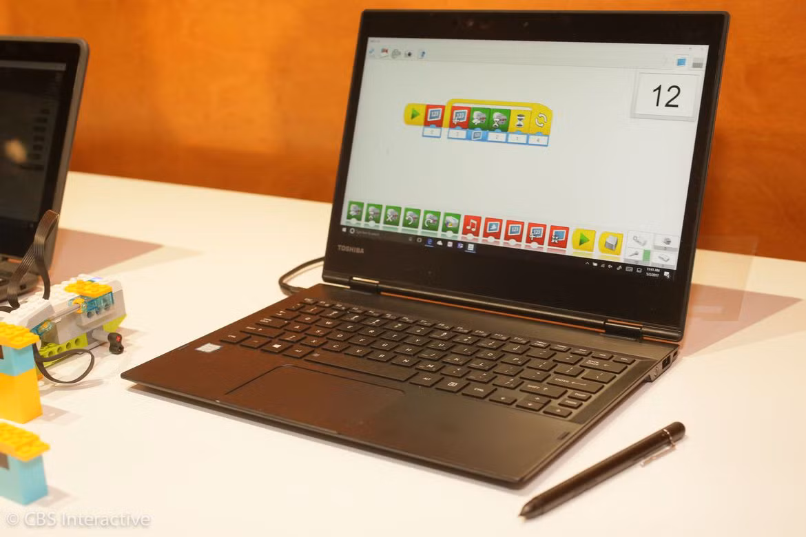 Toshiba Portege X20W-D: được đánh giá là dòng máy tính xach tay cao cấp và có kiểu dáng đẹp hơn hẳn các sản phẩm trong cùng phân khúc giá. Cùng với đó, Portege X20W-D còn được trang bị bộ vi xử lý cao cấp - dòng Core i - so với dòng Celeron và Pentium thông thường. Laptop này có màn hình kích thước là 12,5 inch với độ phân giải cao HD (1.920x1.080) và trọng lượng của máy là 1,1 kg.