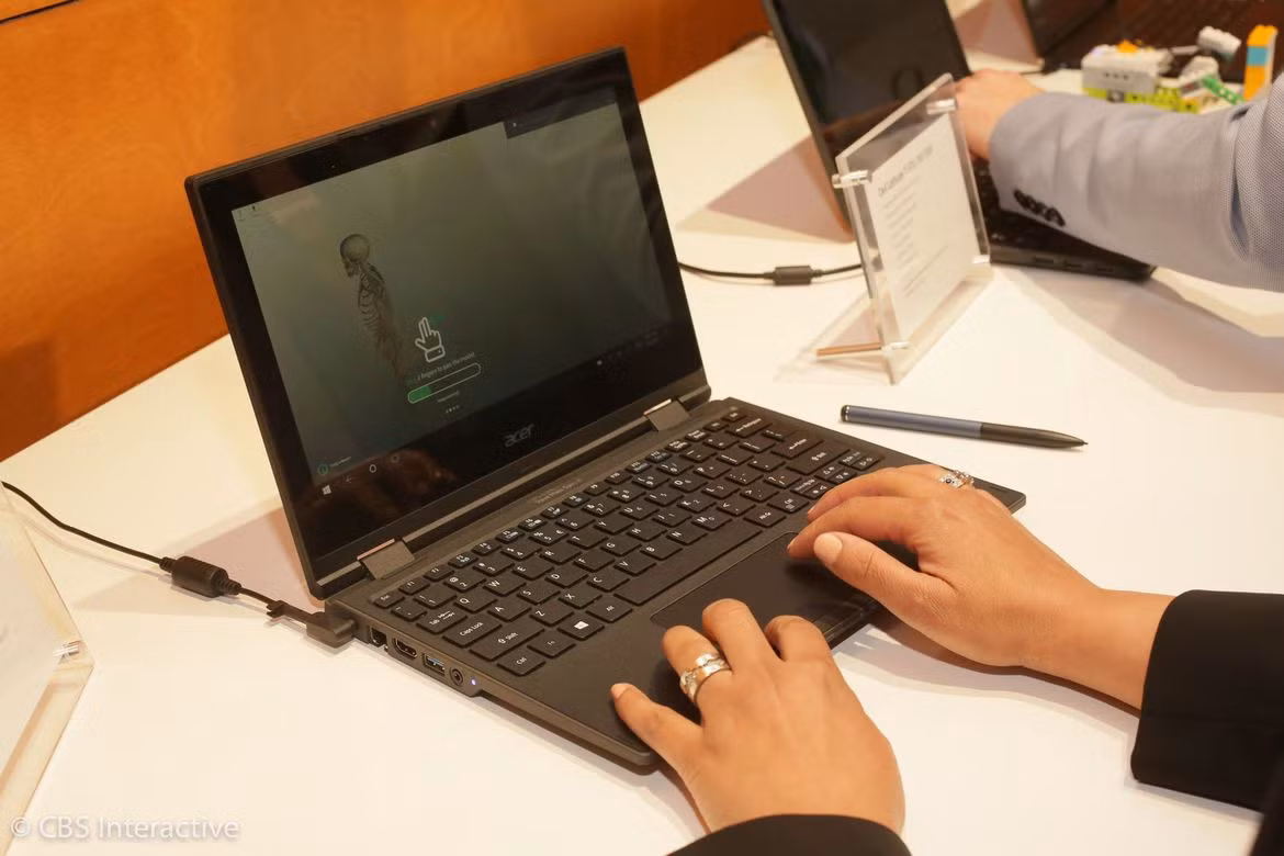 Acer TravelMate Spin B1: Hưởng ứng ra sự mắt của hệ điều hành Windows 10 S , Acer ngày hôm nay giới thiệu mẫu laptop xoay 360 độ có tên TravelMate Spin B1 cạnh tranh trực tiếp với những laptop Chromebook nhờ có giá bán chỉ 299,99 USD. Điểm mạnh của TravelMate Spin B1 đó là có màn hình cảm ứng Full-HD trong khi hầu hết những mẫu laptop giá rẻ khác đều không đạt tới độ phân giải này. Màn hình của TravelMate Spin B1 có kích thước chỉ 11,6.