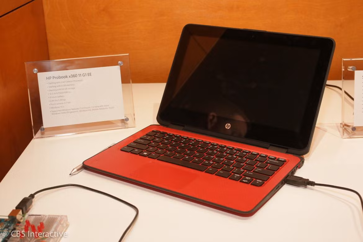 HP ProBook x360 11 G1 EE: là sản phẩm được thiết kế 2-trong-1 hướng đến nhóm khách hàng chính là học sinh, sinh viên và thậm chí là cả giáo viên. Về ngoại hình, mẫu laptop lai HP ProBook x360 11 Education Edition trông đơn giản dù được chứng nhận đạt chuẩn độ bền cao. Máy có thiết kế sử dụng vật liệu nhựa bên ngoài, màn hình cảm ứng tùy chọn tăng cường độ bền bằng kính cường lực Gorilla Glass 4 và tương tác bằng bút cảm ứng mua riêng. Về phần cứng, HP ProBook x360 11 Education Edition trang bị 02 phiên bản màn hình khác nhau gồm 11,6 inch với độ phân giải 1366x768 pixel và 12,5 inch với độ phân giải (1,920x1,080), cùng với đó là bộ xử lý Intel Pentium N4200 hoặc Celeron N3350, RAM 8GB, bộ nhớ trong 256GB