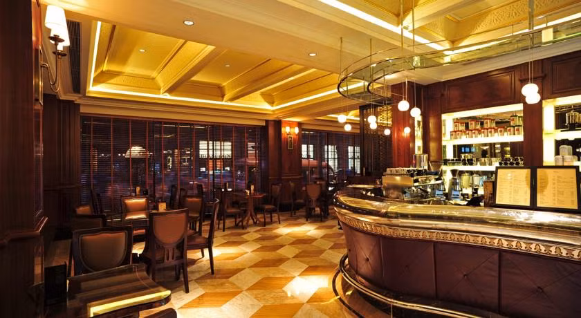 Fairmont Peace nổi tiếng là khách sạn sang trọng chủ yếu phục vụ cho giới thượng lưu như gia đình tỷ phú Hoàng Kiều. Khách sạn thường tổ chức sự kiện mua sắm và trình diễn thời trang Pari mỗi tối.