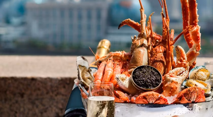 Đồ ăn được chuẩn bị cầu kỳ.