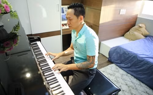 ... chơi piano trong phòng hoặc hát những ca khúc của mình cho mọi người trên facebook.
