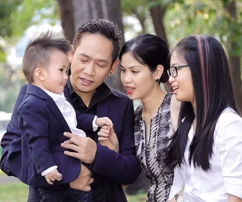 Đứng lên sau khoảng thời gian nông nổi bồng bột của tuổi trẻ ấy, Duy Mạnh giờ đây đã hoàn toàn khác, bản lĩnh, trầm lặng hơn, gắn bó hết mực với gia đình nhỏ có vợ con luôn ở bên cạnh.