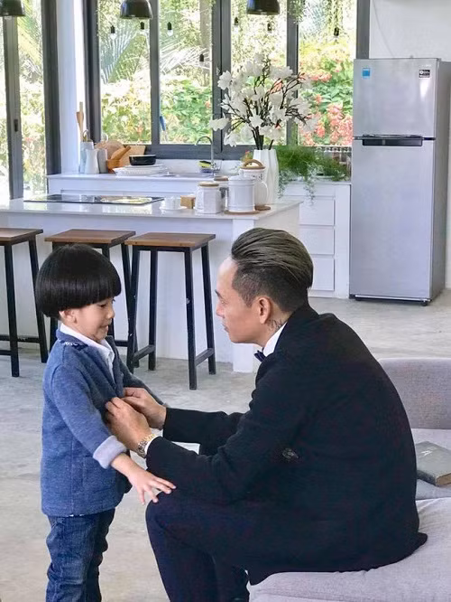 Gác lại những điều không hay trong quá khứ, những hình ảnh ấm áp của ca sĩ Duy Mạnh bên vợ con, nhà đẹp giờ đây khiến bao người ngưỡng mộ.