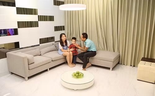 Phòng khách với tông trắng ghi tinh tế.