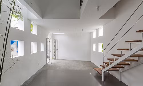 Tầng trệt có thể xem là một khu vườn trong nhà với khoảng giếng trời mở rộng vươn tới bầu trời.