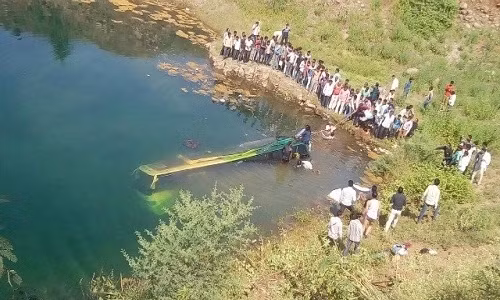 Xe buyt lao xuong song khien it nhat 43 nguoi thiet mang