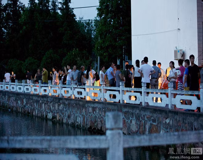 Rất nhiều người đến tham quan biệt thự của Chu Vĩnh Khang.