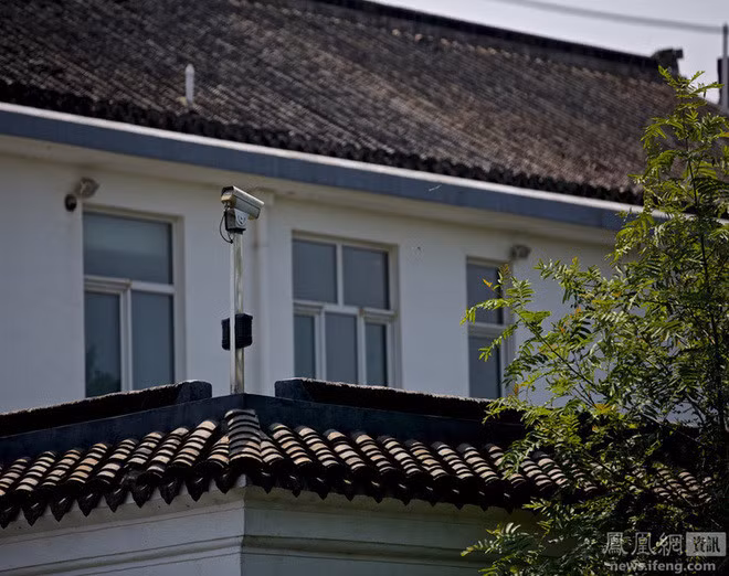 Ngôi nhà mang kiến trúc đặc trưng của vùng đất Giang Nam như tường trắng, ngói xám.