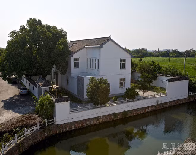 Trong số hơn 300 ngôi nhà của Chu Vĩnh Khang, người ta ấn tượng nhất với biệt thự khủng ở làng Tây Tiền Thủ.