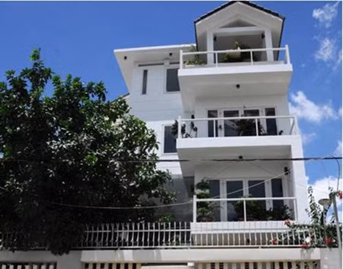 Những ngày vừa qua, Vbiz được một phen dậy sóng với những thông tin gây sốc từ các ứng cử viên cho vị trí HLV "The Face Vietnam 2017". Đáng chú ý nhất là câu chuyện chèn ép, gây khó dễ cho nhau giữa cặp đôi "từng tưởng chừng như cơm lành, canh ngọt" Minh Hằng - Hồ Ngọc Hà. 