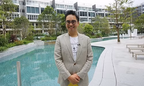 Khi kế thừa toàn bộ gia sản từ cha, Adrian Cheng sẽ gánh trên vai tập đoàn kiểm soát một trong những khu vực địa ốc phát triển nhất thành phố, khách sạn Carlyle tại New York, Mỹ. Cùng với đó hệ thống cửa hàng trang sức với lợi nhuận cực cao. Ảnh: Scmp.