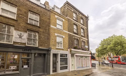 Ngôi nhà ống màu vàng này mới được cải tạo lại từ một kho hàng chuyển phát nhanh. Tọa lạc tại Clerkenwell, một trong những khu phố sầm uất tại Luân Đôn, nước Anh nên cũng không lấy làm lạ khi với chiều rộng chỗ lớn nhất cũng chỉ 2,5m mà nó có giá thuê lên tới 36.000 bảng Anh/năm (~87 triệu đồng/tháng).