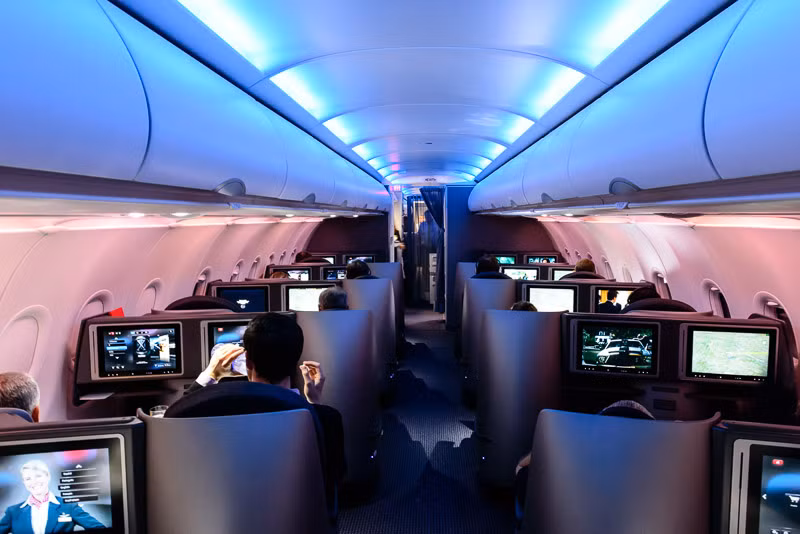 Với ghế hạng phổ thông, hành khách được trang bị ghế ngồi ngả 180 độ, có chỗ để chân thoải mái và trải nghiệm đa phương tiện với màn hình lớn. Ảnh: NYCAviation.