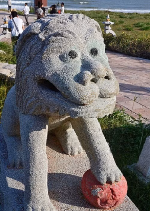 Bên cạnh những bức tượng sư tử oai phong lẫm liệt, sẽ chẳng khó để tìm ra những tác phẩm "nặn" sư tử phiên bản lỗi, vừa xấu vừa hài đến "phát hờn". Chắc nghệ nhân "nặn" ra con sư tử này vừa làm vừa nghe bài "Không cảm xúc"!