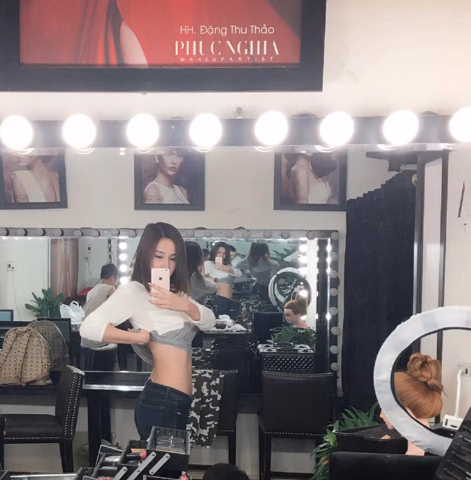 Mai Phương Thúy chụp ảnh selfie cùng iPhone. Ảnh: Facebook Mai Phuong Thuy.