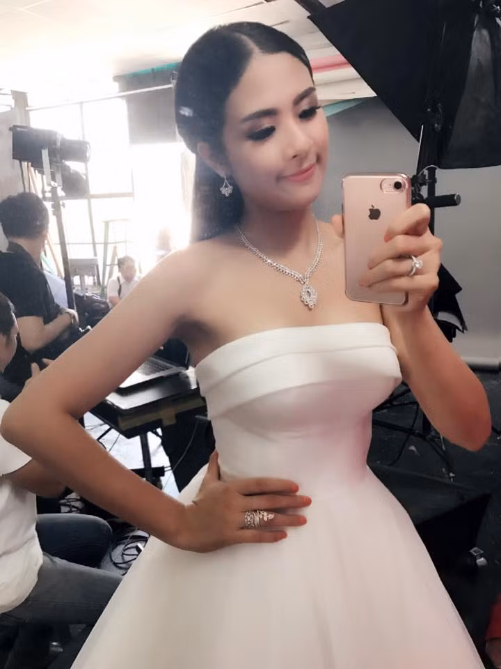  Hoa hậu Việt Nam 2010 Đặng Ngọc Hân tạo dáng với chiếc iPhone màu hồng dễ thương. Ảnh: Facebook Ngọc Hân