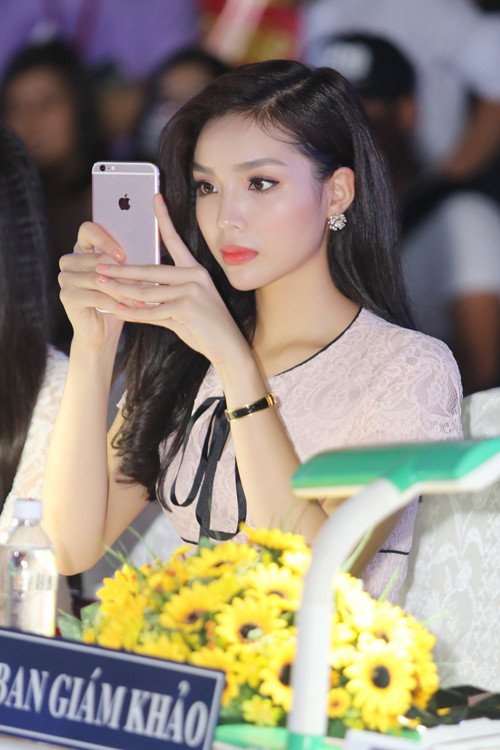 Kỳ Duyên mải mê với tính năng chụp ảnh của iPhone. Ảnh: Kenhsaoviet.