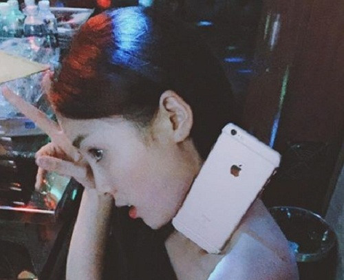 Hoa hậu Việt Nam 2014 nhiều tai tiếng Kỳ Duyên có cách khoe iPhone khá khác người. Ảnh: Facebook Duyên Nguyễn.