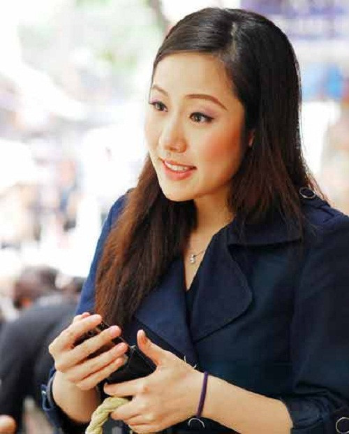 Hoa hậu Ngô Phương Lan sử dụng chiếc BlackBerry Curve 8320 độc đáo. Ảnh: Điện tử tiêu dùng.