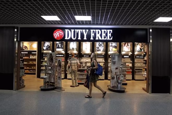 Ở tuổi 86, Chuck Feeney – nhà đồng sáng lập tập đoàn Duty Free Shoppers Group, không còn là tỷ phú bởi ông đã âm thầm dành toàn bộ tài sản của mình cho các hoạt động từ thiện. Ông đã ký tặng toàn bộ tài sản cho quỹ từ thiện Atlantic Philanthropies do mình thành lập 30 năm trước. Từng sở hữu tài sản 8 tỷ USD, hiện ông chỉ còn lại khoảng 2 triệu USD, tương đương 0,001% của số tiền ông đã cho đi, theo tính toán của tờ Business Insider.
