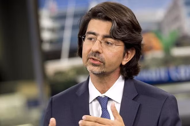Pierre Omidyar. Khi eBay niêm yết cổ phiếu lần đầu vào năm 1998, nhà đồng sáng lập Pierre Omidyar trở thành tỷ phú. Hiện sở hữu tài sản trị giá 8,1 tỷ USD, Omidyar cũng tham Giving Pledge của vợ chồng Bill Gates, cam kết dành phần lớn tài sản của mình cho các hoạt động từ thiện trong suốt đời mình."Chúng tôi đang có nhiều tiền hơn so với nhu cầu của bản thân và gia đình”, Omidyar và vợ cho biết trong một bức thư. “Không cần thiết phải giữ tiền của trong tay khi mà nó có thể được dùng vào những việc hữu ích, giúp giải quyết nhiều vấn đề khó khăn trên thế giới”.