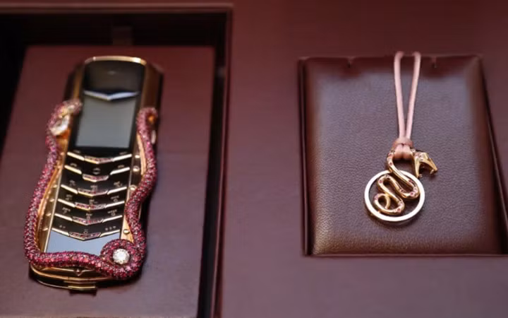 2. Vertu Signature Cobra- 360.000 USD (8,1 tỷ đồng): Chiếc điện thoại này được thiết kế bởi một nhà thiết kế đồ trang sức người Pháp có tên Frederic Boucheron. Và chỉ có 8 chiếc trên thế giới được sản xuất.