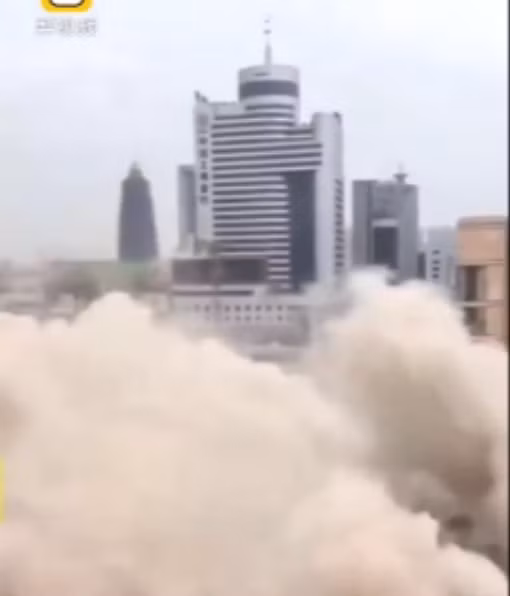 Đám mây bụi phủ khắp đường phố.