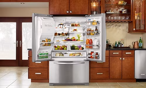 Đặt thức ăn nóng vào tủ lạnh sẽ khiến hơi nóng tỏa ra, làm ấm không khí bên trong. Khi đó máy nén của tủ lạnh phải làm việc nhiều hơn để làm mát không khí, gây lãng phí điện năng. Làm nguội thức ăn trước đi đặt chúng vào tủ lạnh là cách hiệu quả để tiết kiệm điện năng cho tủ. Ảnh: Efftimes.