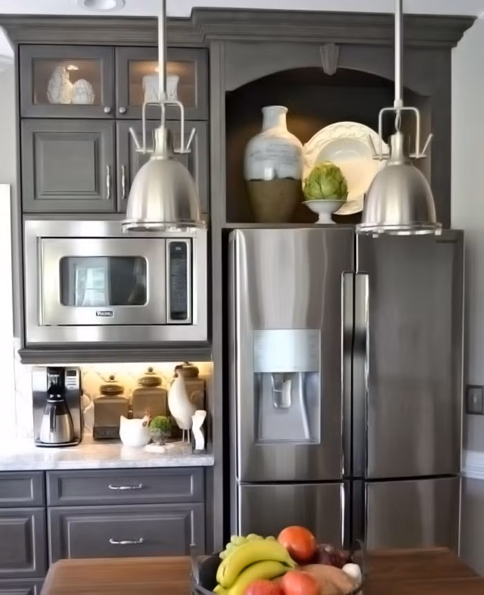 Kê tủ lạnh gần lò nướng hay các thiết bị tỏa nhiệt cũng là nguyên nhân làm ấm tử lạnh, gây ngốn điện năng đáng kể. Hãy cố gắng để tủ lạnh tránh xa thiết bị tỏa nhiệt, thậm chí tránh tiếp xúc ánh nắng mặt trời. Ảnh: Homedit.