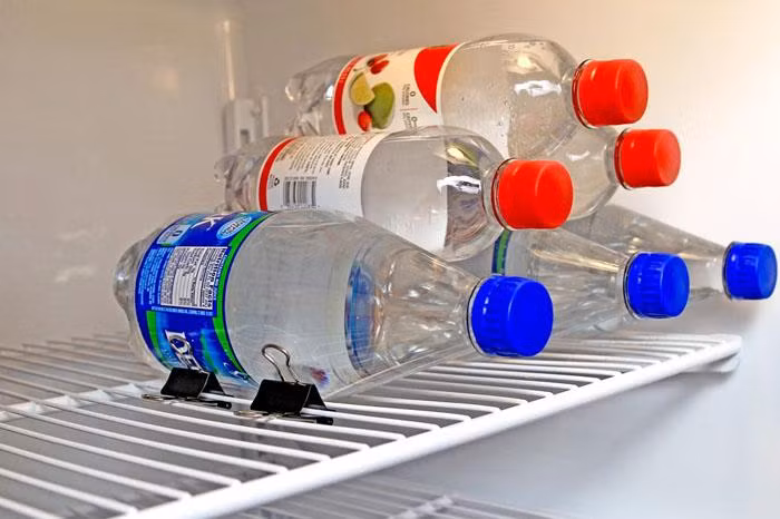 Tủ lạnh trống sẽ làm lạnh chậm hơn so với tủ đầy thứ ăn. Nếu tủ lạnh không chứa nhiều đồ, hãy để nhiều chai nước vào làm lạnh trong tủ. Tủ lạnh sẽ hoạt động hiệu quả hơn mà lại ít tốn điện năng. Ảnh: Dienmayxanh.