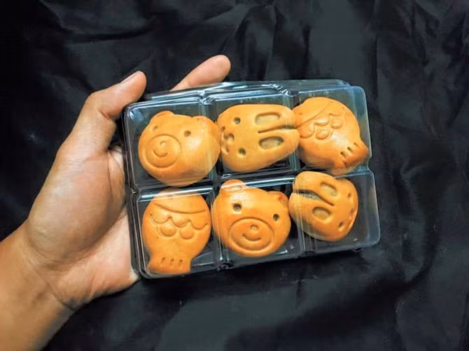 Đa dạng kích cỡ, có thể thiết kế theo yêu cầu như khắc chữ trên bánh hay tạo hình con vật ngộ nghĩnh là ưu điểm lớn nhất của bánh trung thu handmade. Ảnh: Infonet.