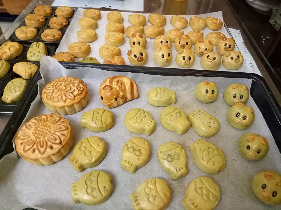 Bánh trung thu handmade đã trở nên quen thuộc vài năm trở lại đây. Tuy nhiên, loại bánh này ngày càng đa dạng với đủ hình dáng, màu sắc và mùi vị khác nhau. Ảnh: Facebook.