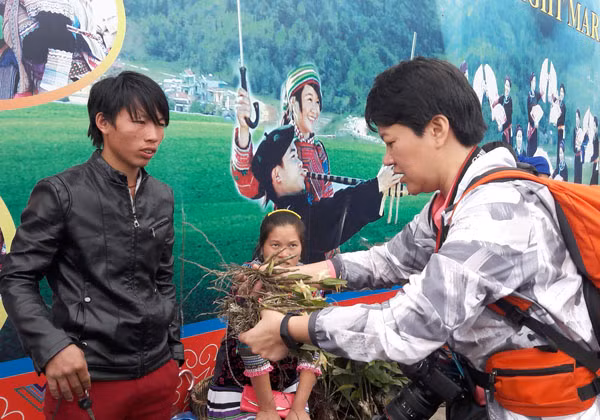 Khách hàng thoải mái lựa chọn chùm giống hoa lan mình ưng ý. Ảnh: Cao Cường.