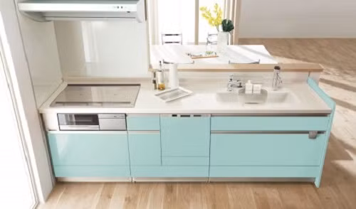 Phần vách ngăn cao hơn dãy bếp tạo cho nhà bếp sự riêng tư. Bên ngoài nhìn vào luôn thấy sự ngăn nắp, sạch sẽ. Ảnh: Home Design.