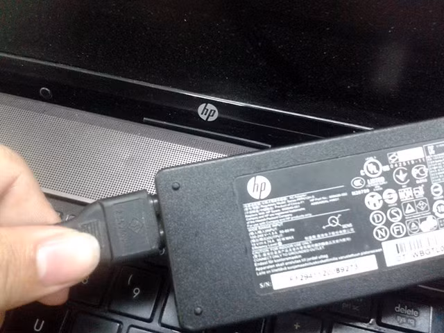 Để tránh tình trạng pin sạc xả (dùng hết rồi sạc đầy) nhiều lần, bạn có thể cắm sạc liên tục. Mạch điện của pin sẽ tự ngắt khi pin đầy. Ảnh: Điện máy xanh.