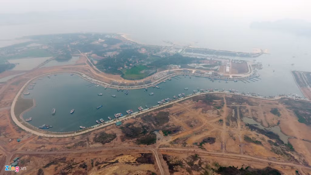 Theo phương án của Tập đoàn Tuần Châu đưa ra, trong công tác san nền sẽ tạo bờ bao bằng đá ngoài biển rồi tiến hành san lấp phía trong, để bảo vệ môi trường và tránh tình trạng bồi lấp vịnh Hạ Long do quá trình san lấp mặt bằng gây ra.