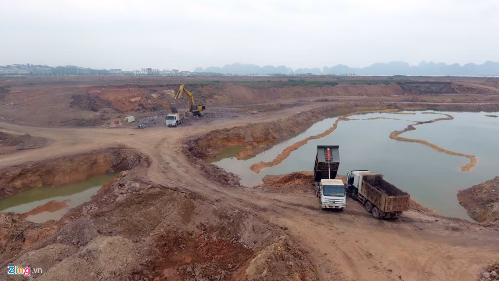 Để hoàn thành dự án này, công nhân phải đổ 20 triệu m3 đất, đá, bùn, cát xuống vịnh Hạ Long để lấn thêm khoảng 400 ha mặt nước ở phía tây của đảo Tuần Châu, phục vụ cho việc xây dựng ba khu biệt thự lấn biển hình đóa hoa. Đảo Tuần Châu từ gần 300 ha ban đầu nay đã được mở rộng lên trên 800 ha.