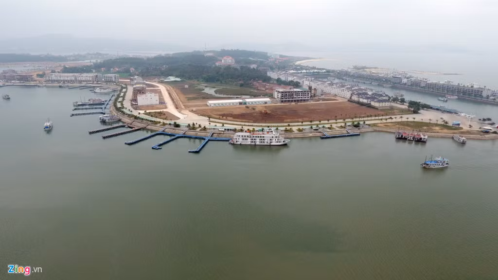 Ngoài đề xuất lấn biển xây biệt thự hình đóa hoa, tập đoàn này còn được cho phép điều chỉnh quy hoạch mở rộng sân golf từ 18 lỗ lên thành 27 lỗ với diện tích 143 ha; mở rộng lộ giới đường dẫn từ đất liền ra đảo Tuần Châu, bổ sung cầu với chiều dài 120 m.