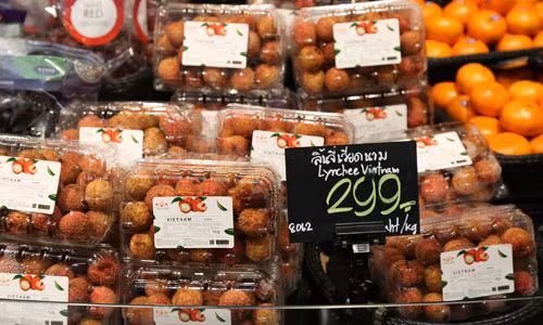 Đầu tháng 7/2017, vải thiều Lục Ngạn (Bắc Giang) - một trong những đặc sản của trái cây Việt Nam đã chính thức có mặt trên thị trường Thái Lan. Chúng được trưng bày trên quầy kệ của một số chuỗi kinh doanh bán lẻ thực phẩm của Central Group tại Bangkok với giá 299 baht, tương đương 200.000 đồng. Ảnh: Central Group.