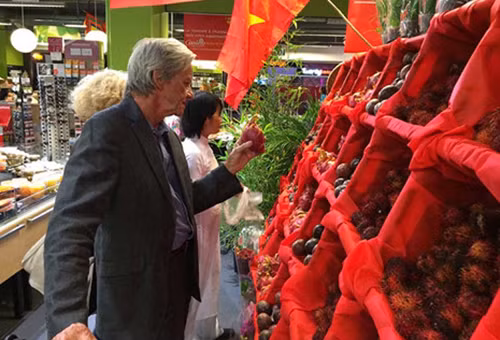 Chôm chôm Việt xuất hiện trong một hội chợ tổ chức tại Pháp. Ảnh: Pháp luật TPHCM.