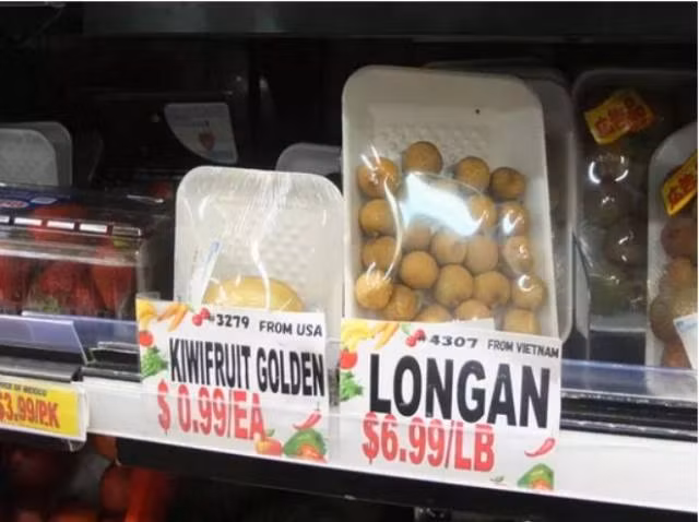 Trái cây Việt cạnh trái cây Mỹ tại siêu thị Little Japan ở Mỹ. Ảnh: Blogspot.