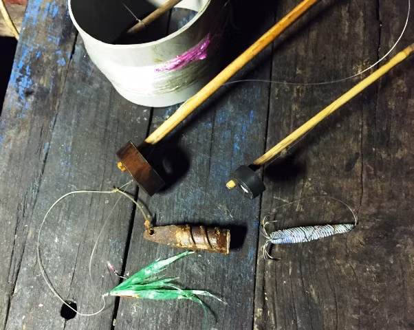 Anh Hiền một tay ném miếng sắt ra xa, tay còn lại thả dây từ ống cau cho miếng sắt chìm xuống dưới đáy biển, giật cần liên tục vài lần rồi lại nhanh chóng cuốn dây lên. Mực bị thu hút bởi các thẻ, lên tận mặt nước, ngư dân nhanh tay dùng chiếc vợt lớn xúc mực bỏ vào rổ xốp.