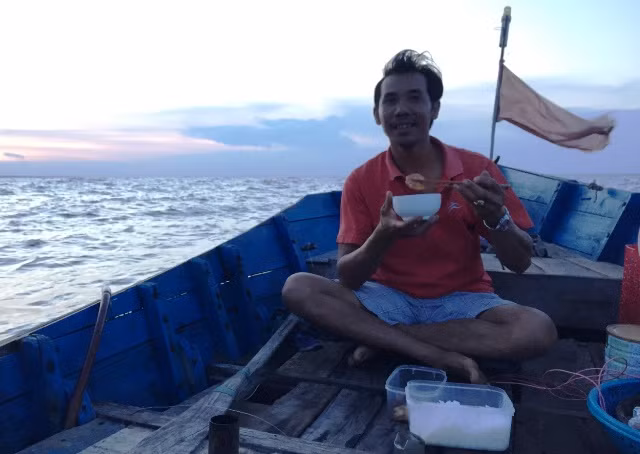 Dụng cụ câu mực khá đơn giản gồm vợt và cần câu. Theo anh Hiền, có 2 cách để câu mực, là câu bằng thẻ hoặc bằng rường. Với loại cần câu bằng thẻ sẽ cột vào đó một miếng sắt, dọc dây câu là những thẻ (dải dây nhiều màu sặc sỡ) nằm cách nhau một khoảng 30cm để thu hút mực; cần câu bằng rường thì dây câu được nối với một chùm gồm 8 lưỡi sắt nhọn. Cần câu là một cần tre nhỏ, dai, phần đầu được gắn một miếng cao su khoét lỗ tròn để luồn dây câu qua và được cuộn vào ống cau.