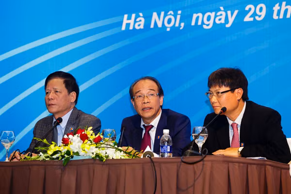 VietJet Air không khải là doanh nghiệp Việt đầu tiên bày tỏ hy vọng muốn niêm yết trên sàn quốc tế. Trước đó, cuối tháng 3/2017, trong buổi gặp gỡ nhà đầu tư trước thềm niêm yết cổ phiếu, người đứng đầu Petrolimex - Chủ tịch HĐQT Bùi Ngọc Bảo đã hé lộ kế hoạch niêm yết song hành cổ phiếu PLX trên thị trường nước ngoài. Ảnh: Ndh.