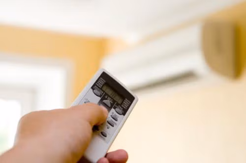 Ngược lại dòng điện trong nhà quá mạnh cũng dễ dẫn tới điều hòa quá tải và phát nổ. Ảnh: Khỏe &amp; đẹp.