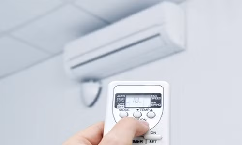 Để chống chọi với thời tiết nắng nóng, nhiều gia đình thường xuyên để điều hòa 24/24, chạy từ ngày này qua ngày qua ngày khác. Thói quen này chính là nguyên nhân dẫn đến điều hòa phát nổ. Ảnh: Vietnamnet.